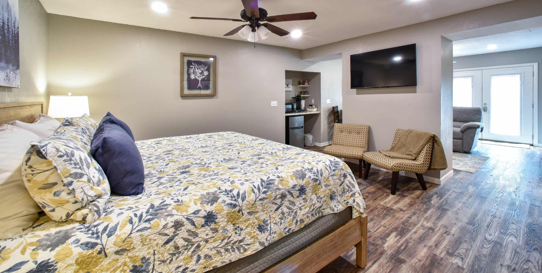 Big Sky Suite bedroom offering one of the best places to stay in Kansas