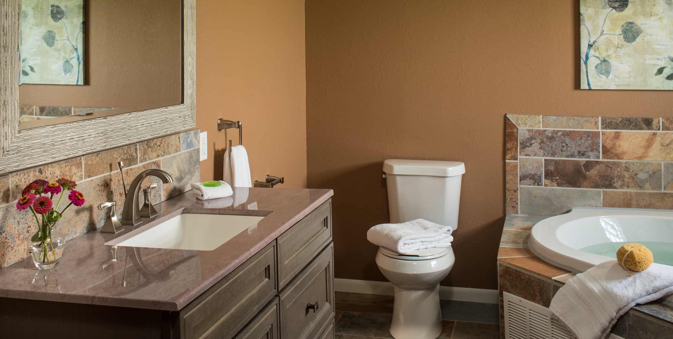 Country Meadow Room bath at Kansas inn