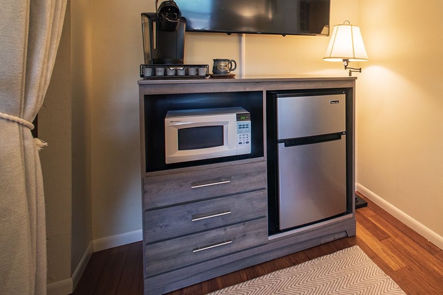 Kansas accommodation with kitchenette, coffee maker, microwave and mini fridge