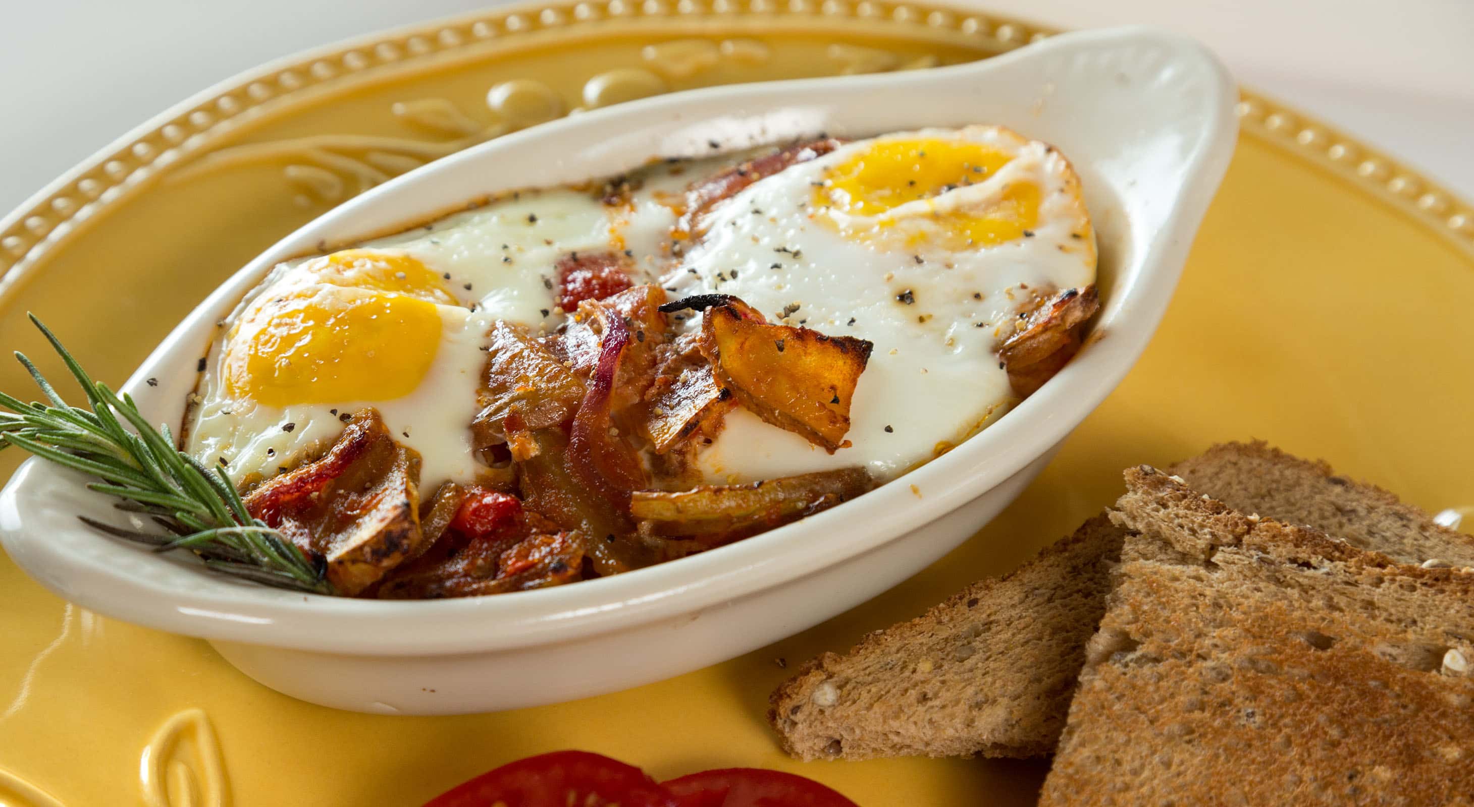 Boat-shaped dish with fried eggs and bacon