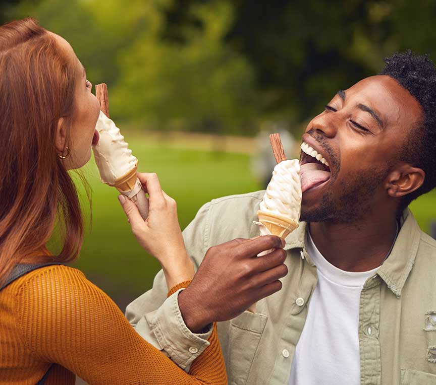 Coupe eating ice cream together