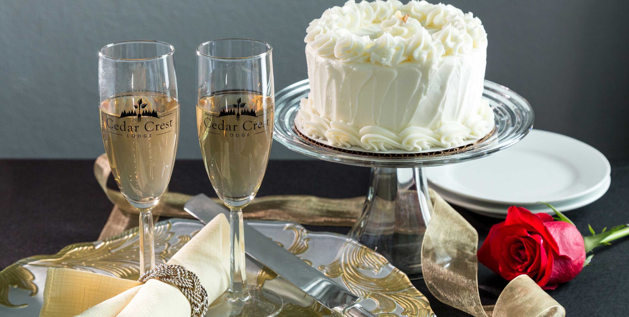Kansas wedding cake and two glasses of Champagne