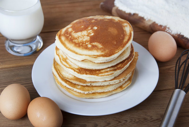 Ingredients to make pancakes